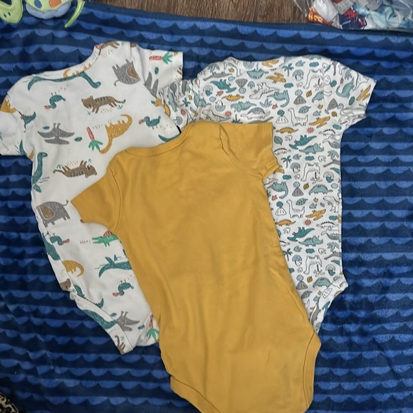 Carter’s 9m bodysuits - Picture 3 of 3